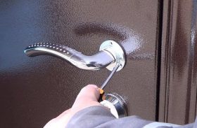 Замена дверной ручки металлической двери в Ноябрьске