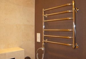 Установка электрического полотенцесушителя в ванной в Ноябрьске